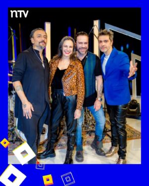 Blanca Lewin Instagram - ¡Aplausos para este gran episodio de Hora 25! 🎉 Donde disfrutamos de la música de la emblemática banda Lucybell en Hora 25 📺🎶

Además, nos deleitamos con la entretenida columna de teatro y artes escénicas junto a @yashirazhizmeri, quien nos trajo el fascinante mundo de las máscaras. Mientras tanto, @gonzalo_planet nos llevó a un gran encuentro con un músico histórico de Inti Illimani.

📸 Fotos: @barbaragoncas

📌 Recuerda #Hora25NTV con @blancalewin, los miércoles a la medianoche por @ntvchile, y el sábado por @tvn después de Best Seller.

#Hora25TVN #BlancaLewin #Música #Cultura #Teatro #Literatura #Entretenimiento #Cine #TelevisiónChilena