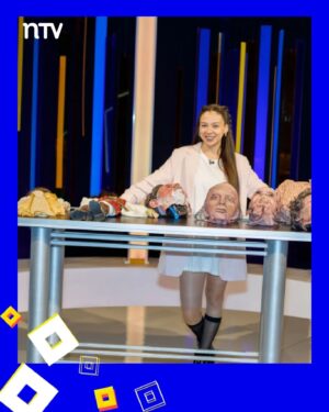 Blanca Lewin Instagram - ¡Aplausos para este gran episodio de Hora 25! 🎉 Donde disfrutamos de la música de la emblemática banda Lucybell en Hora 25 📺🎶

Además, nos deleitamos con la entretenida columna de teatro y artes escénicas junto a @yashirazhizmeri, quien nos trajo el fascinante mundo de las máscaras. Mientras tanto, @gonzalo_planet nos llevó a un gran encuentro con un músico histórico de Inti Illimani.

📸 Fotos: @barbaragoncas

📌 Recuerda #Hora25NTV con @blancalewin, los miércoles a la medianoche por @ntvchile, y el sábado por @tvn después de Best Seller.

#Hora25TVN #BlancaLewin #Música #Cultura #Teatro #Literatura #Entretenimiento #Cine #TelevisiónChilena