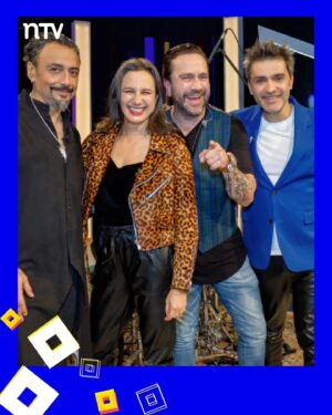 Blanca Lewin Instagram - ¡Aplausos para este gran episodio de Hora 25! 🎉 Donde disfrutamos de la música de la emblemática banda Lucybell en Hora 25 📺🎶

Además, nos deleitamos con la entretenida columna de teatro y artes escénicas junto a @yashirazhizmeri, quien nos trajo el fascinante mundo de las máscaras. Mientras tanto, @gonzalo_planet nos llevó a un gran encuentro con un músico histórico de Inti Illimani.

📸 Fotos: @barbaragoncas

📌 Recuerda #Hora25NTV con @blancalewin, los miércoles a la medianoche por @ntvchile, y el sábado por @tvn después de Best Seller.

#Hora25TVN #BlancaLewin #Música #Cultura #Teatro #Literatura #Entretenimiento #Cine #TelevisiónChilena