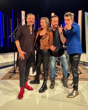 Blanca Lewin Instagram - Hoy cerca de la medianoche estaremos junto a @blancalewin en #hora25ntv por @ntvchile y el sábado por la noche en @tvn 
Los esperamos, estaremos conversando y tocando en vivo algunas canciones para ustedes.

Este fin de semana termina la primera parte del tour #sesión3000 en el hermoso sur de nuestro país…

Viernes 30.08 / Castro / @enjoy_chiloe / 🎟️ x @ticketpluscl 
Sábado 31.08 / Frutillar / @teatrodellago / 🎟️ AGOTADAS

Nos vemos en la ruta! 🙌🏻🙌🏻🙌🏻

@lucybelloficial @lcblcrew @fanlucybellchile @mojobookingcl