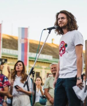 Bojana Novaković Instagram - 1. Moj prijatelj Ivan Bjelić @ofanzivan je hapšen danas u Gornjem Milanovcu. Bio mu je oduzet telefon i nismo imali kontakt sa njim preko sat vremena. Išao je da da izjavu oko uznemirenja na protestu i policija je rekla da su dobili poruku iz Beograda da ga zadrze. Sad je pušten. 

2. Danas su hapsili Branislava Djordjevica u Novom Sadu zato sto je ljude pozvao na dalje akcije. 

3. Takodje maltretiraju Nikolu Ristic i njegovu porodicu. 

Činjenica da ova vlast hapsi mlade aktiviste samo pokazuje da to sto mladi rade ima efekta. Molim vas zapratite @mars_sa_drine, Ivana, Nikolu i Beanislava kako bi vi bili u toku!

Our friend was arrested and we could not get in touch with him for over an hour today. The local police in Gornji Milanovac kept him at the request of Belgrade police after he came in to make a statement about an attempted sabotage of the protest he was speaking at. He was detained without a lawyer and without his phone, which they confiscated. He is now out thank God but these arrests today mean only one thing. The youth of this movement are scaring the criminal government!!!