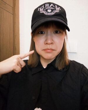 Bonnie Wong Instagram - 抱歉 今日要戴住口罩謝票 因為…
我又剝咗智慧齒了🥲🧡
腫到變咗方形面 唔想嚇親小朋友🤣

早兩日突然甩咗半隻智慧齒出嚟
結果迫於無奈要馬上處理
今日冇得靚靚見大家有啲可惜🥹
期望下次破億票房 消完腫再見大家🥰

#insideout2 #玩轉腦朋友2 
@disney.hk 

Makeup @carmencmakeup_cc 
Hair @nickienick @twotwo.hair 
Wardrobe @atsurotayama @bothparis 
Stylist @cuteg @m.mmmatthew