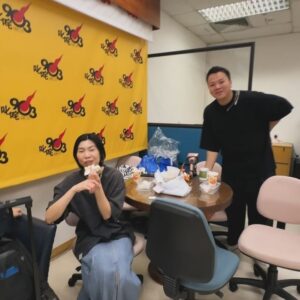 Bonnie Wong Instagram - 抱歉 今日要戴住口罩謝票 因為…
我又剝咗智慧齒了🥲🧡
腫到變咗方形面 唔想嚇親小朋友🤣

早兩日突然甩咗半隻智慧齒出嚟
結果迫於無奈要馬上處理
今日冇得靚靚見大家有啲可惜🥹
期望下次破億票房 消完腫再見大家🥰

#insideout2 #玩轉腦朋友2 
@disney.hk 

Makeup @carmencmakeup_cc 
Hair @nickienick @twotwo.hair 
Wardrobe @atsurotayama @bothparis 
Stylist @cuteg @m.mmmatthew