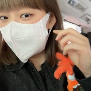 Bonnie Wong Instagram - 抱歉 今日要戴住口罩謝票 因為…
我又剝咗智慧齒了🥲🧡
腫到變咗方形面 唔想嚇親小朋友🤣

早兩日突然甩咗半隻智慧齒出嚟
結果迫於無奈要馬上處理
今日冇得靚靚見大家有啲可惜🥹
期望下次破億票房 消完腫再見大家🥰

#insideout2 #玩轉腦朋友2 
@disney.hk 

Makeup @carmencmakeup_cc 
Hair @nickienick @twotwo.hair 
Wardrobe @atsurotayama @bothparis 
Stylist @cuteg @m.mmmatthew