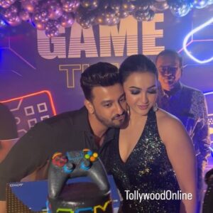 Bonny Sengupta Instagram - কৌশানীর থেকে Playstation gift পেয়ে রোহিত শর্মার world cup winning dance replicate করলো বনি ...#bonnysengupta #koushanimukherjee