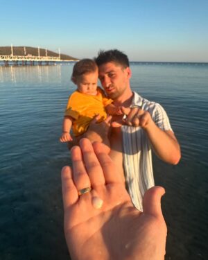 Bora Akkaş Instagram - Obi’ye deniz kabuğu toplama işini Suzi’ye devrettim. 🐚♥️