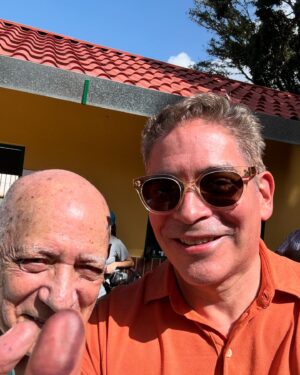 Boris Izaguirre Instagram - Votamos @rodoenla y su hijo, lo acabamos de hacer! Gracias a @laserairlinesoficial por permitir venir a acompañar a mi padre en este voto hoy 28 de julio 2024! Muy agradecido también a todas las personas que nos saludaron con tanto afecto y cariño en el colegio electoral y en la calle! Love, boris