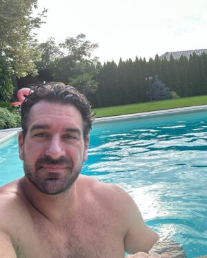 Boris Valábik Instagram - Moje lenivé, introvertné "ja" toho veľa v lete nepotrebuje. A už vôbec nie spoznávacie zájazdy 😁
#vacationathome 
#dovolenka