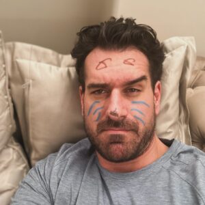 Boris Valábik Instagram - Myslím, že tentokrát som kocúr v čižmách 🤨 
#detskaradost 
#hry 
#coloring 
#facepainting 
#pussinboots 
#dad 
#dadlife