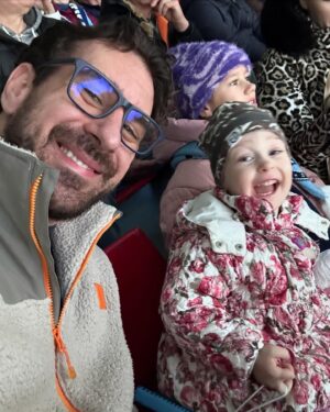 Boris Valábik Instagram - Nedeľa v starom známom prostredí s úplne novým nadšením 🩷  Inak, ak by mi niekto našiel L1-L5 stavce niekde v okolí zimmého štadióna v Nitre, poprosím vrátiť 😁
#purelove 
#fatherdaughtertime 
#radost 
#stastie 
#happy