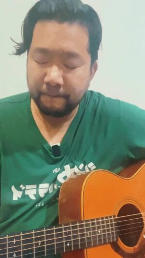 Boy Trai Bhumiratna Instagram - ช่วงเย็นๆ ออฟฟิศเลิกงานแบบนี้ ใครเขาจะว่างมาดูคลิปร้องเพลงกันล่ะ แต่ก็นะ คนดูหรือไม่ดู โลกดิจิตอลก็ไม่เคยเปิดการมองให้เราอยู่แล้ว จะคิดมากทำไม ลงๆ ไปเหอะ😆

วันก่อนเห็นคนแชร์ที่นิ้วกลมเขียน เรื่อง ชีวิตดูเหมือนยาว แต่เราจะได้พบกันอีกสักกี่ครั้ง เลยนึกถึงเพลงนึงของตัวเองเพลงนี้ ‘เผื่อว่าเราไม่ได้พบกันใหม่’ ด้วยความหมายที่น่าจะพูดเรื่องเดียวกัน เป็นเพลงที่รักมากอีกเพลงที่แต่งออกมา แล้วแม่ชอบเอาไปร้องแล้วส่งไลน์มาให้ฟัง แต่อันนี้ผมเล่นคีย์ต่ำไปหน่อย ขออำภัย (หาคาโป้ไม่เจอ😅) 

ชีวิตมนุษย์แสนสั้น อยากทำอะไร ถ้าทำได้ก็รีบทำเถอะ เดี๋ยวจากกันไปแล้วจะนึกเสียดาย นอนหลับไม่สนิท

#จะเล่นเพลงเก่าจนกว่าเราจะออกอัลบั้มใหม่
#บอยตรัย #zentrady