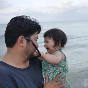 Boy Trai Bhumiratna Instagram - ตั้งแต่ชีวิตของผม นั้นมีลูกสาว
เหมือนมีสายลมอุ่นพัดหัวใจที่เคยหนาว
มีเสียงหัวเราะของเธอในวันใหม่ทุกเช้า
มีคนมาคอยปลุกบีบยาสีฟันให้เรา

ตั้งแต่ชีวิตของผม นั้นมีลูกสาว
ทุกวันก็เปลี่ยนไปไม่ได้มีเวลาเหงา
มีเธอร้องเรียกหาอ่านนิทานเล่นสมมติ
พ่อคงเป็นเทพบุตรคนแรกของเค้า

เขาบอกว่าลูก นั้นเป็นเด็กแค่แป๊บเดียว
ตัวติดกับเรา อยู่กับเราแค่ช่วงเดียว
เดี๋ยวเค้าก็ต้องมีเพื่อน โผผินจากรังไม่หันเหลียว
เราเผลอเมื่อไหร่ ก็กลายเป็นเด็กที่แก่นเซี้ยว
เด็กมีเรื่องซนเรื่องเล่นได้ทั้งวัน
ทำอะไรตลกๆ ทำให้เราได้ขบขัน
พ่อแม่เวียนหัว วิ่งตามไม่ทัน
ได้เฝ้ามองเขาเติบโต คือความมหัศจรรย์

* เดี๋ยวเดี๋ยวก็ผ่านไป
ถึงแม้อยากกอดไว้นานกว่านี้ 
เดี๋ยวรู้ตัวอีกที 
ช่วงเวลาเหล่านี้ก็ผ่านไป 

-เดี๋ยวเดียว