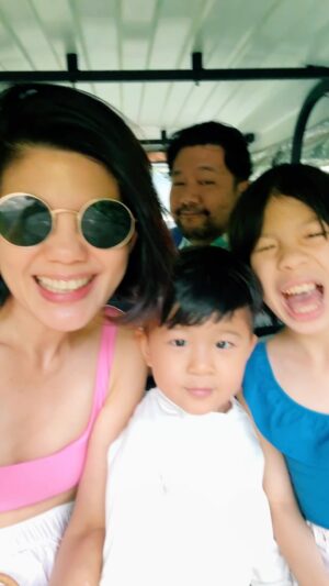Boy Trai Bhumiratna Instagram - สุดสัปดาห์นี้มาเที่ยวกันทั้งบ้าน ฟังเพลง กินหนม กินจุบจิบ เล่นน้ำ นวดสปา ดินเนอร์กรุบกริบ จิบไวน์ ดูไอแผด🤣 อยากจะอ้อยสร้อย ให้เวลาพักผ่อนของเรายืดเยื้อยาวนานไปอีกนานแสนนาน แต่คงไม่ได้ พรุ่งนี้เด็กๆ ไปโรงเรียนละ55