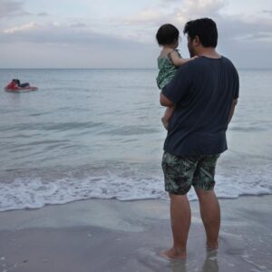 Boy Trai Bhumiratna Instagram - ตั้งแต่ชีวิตของผม นั้นมีลูกสาว
เหมือนมีสายลมอุ่นพัดหัวใจที่เคยหนาว
มีเสียงหัวเราะของเธอในวันใหม่ทุกเช้า
มีคนมาคอยปลุกบีบยาสีฟันให้เรา

ตั้งแต่ชีวิตของผม นั้นมีลูกสาว
ทุกวันก็เปลี่ยนไปไม่ได้มีเวลาเหงา
มีเธอร้องเรียกหาอ่านนิทานเล่นสมมติ
พ่อคงเป็นเทพบุตรคนแรกของเค้า

เขาบอกว่าลูก นั้นเป็นเด็กแค่แป๊บเดียว
ตัวติดกับเรา อยู่กับเราแค่ช่วงเดียว
เดี๋ยวเค้าก็ต้องมีเพื่อน โผผินจากรังไม่หันเหลียว
เราเผลอเมื่อไหร่ ก็กลายเป็นเด็กที่แก่นเซี้ยว
เด็กมีเรื่องซนเรื่องเล่นได้ทั้งวัน
ทำอะไรตลกๆ ทำให้เราได้ขบขัน
พ่อแม่เวียนหัว วิ่งตามไม่ทัน
ได้เฝ้ามองเขาเติบโต คือความมหัศจรรย์

* เดี๋ยวเดี๋ยวก็ผ่านไป
ถึงแม้อยากกอดไว้นานกว่านี้ 
เดี๋ยวรู้ตัวอีกที 
ช่วงเวลาเหล่านี้ก็ผ่านไป 

-เดี๋ยวเดียว