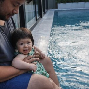 Boy Trai Bhumiratna Instagram - ตั้งแต่ชีวิตของผม นั้นมีลูกสาว
เหมือนมีสายลมอุ่นพัดหัวใจที่เคยหนาว
มีเสียงหัวเราะของเธอในวันใหม่ทุกเช้า
มีคนมาคอยปลุกบีบยาสีฟันให้เรา

ตั้งแต่ชีวิตของผม นั้นมีลูกสาว
ทุกวันก็เปลี่ยนไปไม่ได้มีเวลาเหงา
มีเธอร้องเรียกหาอ่านนิทานเล่นสมมติ
พ่อคงเป็นเทพบุตรคนแรกของเค้า

เขาบอกว่าลูก นั้นเป็นเด็กแค่แป๊บเดียว
ตัวติดกับเรา อยู่กับเราแค่ช่วงเดียว
เดี๋ยวเค้าก็ต้องมีเพื่อน โผผินจากรังไม่หันเหลียว
เราเผลอเมื่อไหร่ ก็กลายเป็นเด็กที่แก่นเซี้ยว
เด็กมีเรื่องซนเรื่องเล่นได้ทั้งวัน
ทำอะไรตลกๆ ทำให้เราได้ขบขัน
พ่อแม่เวียนหัว วิ่งตามไม่ทัน
ได้เฝ้ามองเขาเติบโต คือความมหัศจรรย์

* เดี๋ยวเดี๋ยวก็ผ่านไป
ถึงแม้อยากกอดไว้นานกว่านี้ 
เดี๋ยวรู้ตัวอีกที 
ช่วงเวลาเหล่านี้ก็ผ่านไป 

-เดี๋ยวเดียว