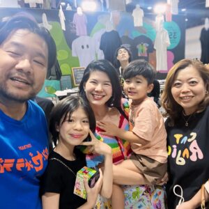 Boy Trai Bhumiratna Instagram - สวัสดี Cat Tshirt 2024
เทศกาลเสื้อยืดประจำปี
ถ่ายรูปไว้เป็นที่ระลึก นู่นนิดนี่หน่อย 
ปีนี้มีเสื้อไป2แบบ แต่ยังไม่หมด
เดี๋ยวไปเปิดขายต่อในเพจนะ
ปีนี้ชื่นใจปีแรก ที่ขอมาดูคอนเสิร์ตกับเพื่อนแล้ว
(เรา > รับบทกุนบ้อมาเฝ้าลูกมาดูคอน)
เวลาจะหมุนเร็วไปไหนเนี่ย🫠

ขอบคุณน้องๆ อีเธอร์แวะเวียนมาทักทาย
และมีคำพูดกำลังใจให้กันเสมอ

มางานเสื้อยืด เพื่อซื้อเสื้อยืด ❌
มาเจอเพื่อน เพื่อเจอใครต่อใึคร✅
ปีหน้า ว่ากันใหม่
ขอบคุณ แคทเรดิโอจ้ะ