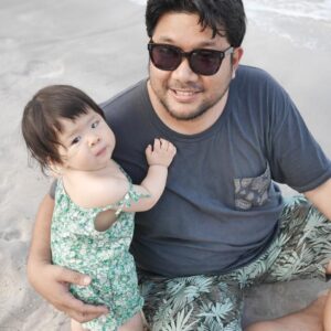 Boy Trai Bhumiratna Instagram - ตั้งแต่ชีวิตของผม นั้นมีลูกสาว
เหมือนมีสายลมอุ่นพัดหัวใจที่เคยหนาว
มีเสียงหัวเราะของเธอในวันใหม่ทุกเช้า
มีคนมาคอยปลุกบีบยาสีฟันให้เรา

ตั้งแต่ชีวิตของผม นั้นมีลูกสาว
ทุกวันก็เปลี่ยนไปไม่ได้มีเวลาเหงา
มีเธอร้องเรียกหาอ่านนิทานเล่นสมมติ
พ่อคงเป็นเทพบุตรคนแรกของเค้า

เขาบอกว่าลูก นั้นเป็นเด็กแค่แป๊บเดียว
ตัวติดกับเรา อยู่กับเราแค่ช่วงเดียว
เดี๋ยวเค้าก็ต้องมีเพื่อน โผผินจากรังไม่หันเหลียว
เราเผลอเมื่อไหร่ ก็กลายเป็นเด็กที่แก่นเซี้ยว
เด็กมีเรื่องซนเรื่องเล่นได้ทั้งวัน
ทำอะไรตลกๆ ทำให้เราได้ขบขัน
พ่อแม่เวียนหัว วิ่งตามไม่ทัน
ได้เฝ้ามองเขาเติบโต คือความมหัศจรรย์

* เดี๋ยวเดี๋ยวก็ผ่านไป
ถึงแม้อยากกอดไว้นานกว่านี้ 
เดี๋ยวรู้ตัวอีกที 
ช่วงเวลาเหล่านี้ก็ผ่านไป 

-เดี๋ยวเดียว
