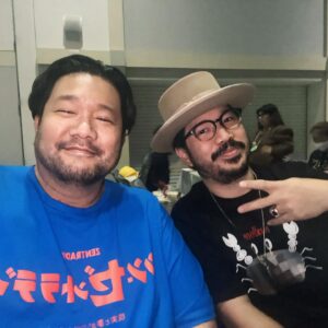 Boy Trai Bhumiratna Instagram - สวัสดี Cat Tshirt 2024
เทศกาลเสื้อยืดประจำปี
ถ่ายรูปไว้เป็นที่ระลึก นู่นนิดนี่หน่อย 
ปีนี้มีเสื้อไป2แบบ แต่ยังไม่หมด
เดี๋ยวไปเปิดขายต่อในเพจนะ
ปีนี้ชื่นใจปีแรก ที่ขอมาดูคอนเสิร์ตกับเพื่อนแล้ว
(เรา > รับบทกุนบ้อมาเฝ้าลูกมาดูคอน)
เวลาจะหมุนเร็วไปไหนเนี่ย🫠

ขอบคุณน้องๆ อีเธอร์แวะเวียนมาทักทาย
และมีคำพูดกำลังใจให้กันเสมอ

มางานเสื้อยืด เพื่อซื้อเสื้อยืด ❌
มาเจอเพื่อน เพื่อเจอใครต่อใึคร✅
ปีหน้า ว่ากันใหม่
ขอบคุณ แคทเรดิโอจ้ะ