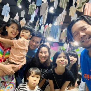 Boy Trai Bhumiratna Instagram - สวัสดี Cat Tshirt 2024
เทศกาลเสื้อยืดประจำปี
ถ่ายรูปไว้เป็นที่ระลึก นู่นนิดนี่หน่อย 
ปีนี้มีเสื้อไป2แบบ แต่ยังไม่หมด
เดี๋ยวไปเปิดขายต่อในเพจนะ
ปีนี้ชื่นใจปีแรก ที่ขอมาดูคอนเสิร์ตกับเพื่อนแล้ว
(เรา > รับบทกุนบ้อมาเฝ้าลูกมาดูคอน)
เวลาจะหมุนเร็วไปไหนเนี่ย🫠

ขอบคุณน้องๆ อีเธอร์แวะเวียนมาทักทาย
และมีคำพูดกำลังใจให้กันเสมอ

มางานเสื้อยืด เพื่อซื้อเสื้อยืด ❌
มาเจอเพื่อน เพื่อเจอใครต่อใึคร✅
ปีหน้า ว่ากันใหม่
ขอบคุณ แคทเรดิโอจ้ะ
