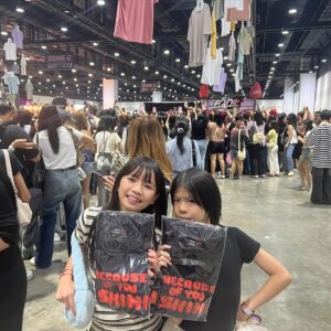 Boy Trai Bhumiratna Instagram - สวัสดี Cat Tshirt 2024
เทศกาลเสื้อยืดประจำปี
ถ่ายรูปไว้เป็นที่ระลึก นู่นนิดนี่หน่อย 
ปีนี้มีเสื้อไป2แบบ แต่ยังไม่หมด
เดี๋ยวไปเปิดขายต่อในเพจนะ
ปีนี้ชื่นใจปีแรก ที่ขอมาดูคอนเสิร์ตกับเพื่อนแล้ว
(เรา > รับบทกุนบ้อมาเฝ้าลูกมาดูคอน)
เวลาจะหมุนเร็วไปไหนเนี่ย🫠

ขอบคุณน้องๆ อีเธอร์แวะเวียนมาทักทาย
และมีคำพูดกำลังใจให้กันเสมอ

มางานเสื้อยืด เพื่อซื้อเสื้อยืด ❌
มาเจอเพื่อน เพื่อเจอใครต่อใึคร✅
ปีหน้า ว่ากันใหม่
ขอบคุณ แคทเรดิโอจ้ะ