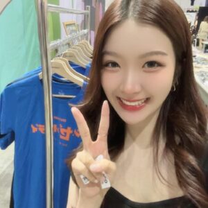 Boy Trai Bhumiratna Instagram - สวัสดี Cat Tshirt 2024
เทศกาลเสื้อยืดประจำปี
ถ่ายรูปไว้เป็นที่ระลึก นู่นนิดนี่หน่อย 
ปีนี้มีเสื้อไป2แบบ แต่ยังไม่หมด
เดี๋ยวไปเปิดขายต่อในเพจนะ
ปีนี้ชื่นใจปีแรก ที่ขอมาดูคอนเสิร์ตกับเพื่อนแล้ว
(เรา > รับบทกุนบ้อมาเฝ้าลูกมาดูคอน)
เวลาจะหมุนเร็วไปไหนเนี่ย🫠

ขอบคุณน้องๆ อีเธอร์แวะเวียนมาทักทาย
และมีคำพูดกำลังใจให้กันเสมอ

มางานเสื้อยืด เพื่อซื้อเสื้อยืด ❌
มาเจอเพื่อน เพื่อเจอใครต่อใึคร✅
ปีหน้า ว่ากันใหม่
ขอบคุณ แคทเรดิโอจ้ะ