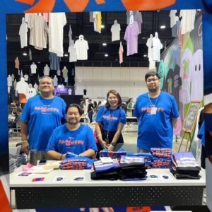 Boy Trai Bhumiratna Instagram - สวัสดี Cat Tshirt 2024
เทศกาลเสื้อยืดประจำปี
ถ่ายรูปไว้เป็นที่ระลึก นู่นนิดนี่หน่อย 
ปีนี้มีเสื้อไป2แบบ แต่ยังไม่หมด
เดี๋ยวไปเปิดขายต่อในเพจนะ
ปีนี้ชื่นใจปีแรก ที่ขอมาดูคอนเสิร์ตกับเพื่อนแล้ว
(เรา > รับบทกุนบ้อมาเฝ้าลูกมาดูคอน)
เวลาจะหมุนเร็วไปไหนเนี่ย🫠

ขอบคุณน้องๆ อีเธอร์แวะเวียนมาทักทาย
และมีคำพูดกำลังใจให้กันเสมอ

มางานเสื้อยืด เพื่อซื้อเสื้อยืด ❌
มาเจอเพื่อน เพื่อเจอใครต่อใึคร✅
ปีหน้า ว่ากันใหม่
ขอบคุณ แคทเรดิโอจ้ะ