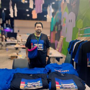 Boy Trai Bhumiratna Instagram - สวัสดี Cat Tshirt 2024
เทศกาลเสื้อยืดประจำปี
ถ่ายรูปไว้เป็นที่ระลึก นู่นนิดนี่หน่อย 
ปีนี้มีเสื้อไป2แบบ แต่ยังไม่หมด
เดี๋ยวไปเปิดขายต่อในเพจนะ
ปีนี้ชื่นใจปีแรก ที่ขอมาดูคอนเสิร์ตกับเพื่อนแล้ว
(เรา > รับบทกุนบ้อมาเฝ้าลูกมาดูคอน)
เวลาจะหมุนเร็วไปไหนเนี่ย🫠

ขอบคุณน้องๆ อีเธอร์แวะเวียนมาทักทาย
และมีคำพูดกำลังใจให้กันเสมอ

มางานเสื้อยืด เพื่อซื้อเสื้อยืด ❌
มาเจอเพื่อน เพื่อเจอใครต่อใึคร✅
ปีหน้า ว่ากันใหม่
ขอบคุณ แคทเรดิโอจ้ะ