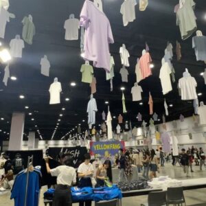 Boy Trai Bhumiratna Instagram - สวัสดี Cat Tshirt 2024
เทศกาลเสื้อยืดประจำปี
ถ่ายรูปไว้เป็นที่ระลึก นู่นนิดนี่หน่อย 
ปีนี้มีเสื้อไป2แบบ แต่ยังไม่หมด
เดี๋ยวไปเปิดขายต่อในเพจนะ
ปีนี้ชื่นใจปีแรก ที่ขอมาดูคอนเสิร์ตกับเพื่อนแล้ว
(เรา > รับบทกุนบ้อมาเฝ้าลูกมาดูคอน)
เวลาจะหมุนเร็วไปไหนเนี่ย🫠

ขอบคุณน้องๆ อีเธอร์แวะเวียนมาทักทาย
และมีคำพูดกำลังใจให้กันเสมอ

มางานเสื้อยืด เพื่อซื้อเสื้อยืด ❌
มาเจอเพื่อน เพื่อเจอใครต่อใึคร✅
ปีหน้า ว่ากันใหม่
ขอบคุณ แคทเรดิโอจ้ะ