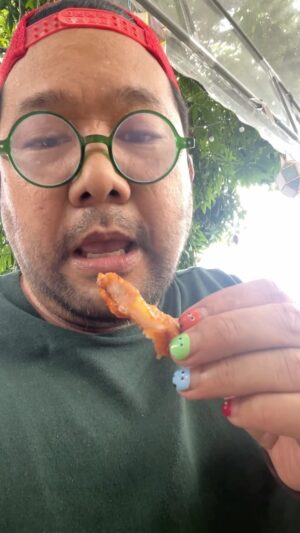 Boy Trai Bhumiratna Instagram - มาถึงเชียงใหม่อย่างหิวโหย ก่อนไปซาวด์เช็ค น้องพามาร้านนี้ หมูทอดดึกดำบรรพ์ แนวของกิ๋นเมือง เมนูหลากหลายที่ทำให้เราอยากกินเครื่องดื่มเย็นๆ ไปด้วย ไม่ว่าจะ น้ำพริกหนุ่ม น้ำพริกอ่อง น้ำพริกข่า ปูอ่อง ใส้อั่วทอด ใส้ทอด สำหรับผม ชอบผัดวุ้นเส้นมากๆ ใส่พริกอะไรมาไม่รู้ อร่อยดี และเดอะเบสท์ที่เป็นดาราของร้าน คือสามชั้นทอด คืออร่อยเว่อมาก กรอบนุ่ม ทอดมาร้อนๆ ดีงาม จานเล็กๆ กินจุบจิบเคียงคู่กับเครื่องดื่มเย็นๆ นี่คือซอฟพาวเวอร์ไทยที่ทัดเทียมอาหารแนวอิซากายะได้ไม่น้อยหน้าเลย
#อร่อยบอกต่อ #เชียงใหม่
#ใกล้บอยกินบ่อย #จักรวาลในกระพุ้งแก้ม