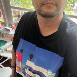 Boy Trai Bhumiratna Instagram - มาเล่านิดนึงเกี่ยวกับเสื้อยืดลาย ลิโดในความทรงจำ เริ่มจากมีความตั้งใจอยากทำเสื้อเป็นซีรีส์ siam square city pop ชวนศิลปินมาวาดรูปสยามสแควร์ให้เป็นแนว ซิอี้พ๊อพ เหมือนปกอัลบั้มดนตรีเรโทรแจแปนีส R&B soul funk สีสดใส ที่มักจะวาดโดยอ.ฮิโรชิ นากาอิ ในยุคสมัยนึง จนกลายเป็นแนวทางนี้ขึ้นมา

ชวนเป็ด Pakpoom Ped Lamoonpan มาออกแบบลายแรกนี้ดู รู้จักกับเป็ดตั้งแต่มาช่วยออกแบบเวทีหมีเหงาในเมืองใหญ่ คอนเสิร์ต Sad song says so much ที่หอประชุมธรรมศาสตร์ จนมาถึงล่าสุด คือปกอัลบั้ม ขุนเขาแห่งหมี ที่ทำเป็นหนังสือนิทาน คือเป็ดคนนี้นี่แหละ เป็ดเลือกว่าจะวาดลิโด (ไม่ใช่ลิโด้นะ สมัยนั้นไม่มี ไม้โท😆) และทำการบ้านมาอย่างเยอะ 

ส่วนชื่อโปรแกรมหนังที่ฉายชนโรงอยู่ทั้ง3เรื่อง คือชื่อคอนเสิร์ตใหญ่ทั้ง3ครั้งที่ผ่านมาของบอยตรัยครับ (ไม่ได้เล่นที่ลิโดนะ คนละยุค🤣)

เสื้อยืดตราหมีคู่
ลายลิโด limited edition 
Size s - xboy 550
Size xxboy - xxxboy 600
ขายในงาน #cattshirt 
หลังจากงานจะมีขายออนไลน์นะครับ