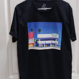 Boy Trai Bhumiratna Instagram - มาเล่านิดนึงเกี่ยวกับเสื้อยืดลาย ลิโดในความทรงจำ เริ่มจากมีความตั้งใจอยากทำเสื้อเป็นซีรีส์ siam square city pop ชวนศิลปินมาวาดรูปสยามสแควร์ให้เป็นแนว ซิอี้พ๊อพ เหมือนปกอัลบั้มดนตรีเรโทรแจแปนีส R&B soul funk สีสดใส ที่มักจะวาดโดยอ.ฮิโรชิ นากาอิ ในยุคสมัยนึง จนกลายเป็นแนวทางนี้ขึ้นมา

ชวนเป็ด Pakpoom Ped Lamoonpan มาออกแบบลายแรกนี้ดู รู้จักกับเป็ดตั้งแต่มาช่วยออกแบบเวทีหมีเหงาในเมืองใหญ่ คอนเสิร์ต Sad song says so much ที่หอประชุมธรรมศาสตร์ จนมาถึงล่าสุด คือปกอัลบั้ม ขุนเขาแห่งหมี ที่ทำเป็นหนังสือนิทาน คือเป็ดคนนี้นี่แหละ เป็ดเลือกว่าจะวาดลิโด (ไม่ใช่ลิโด้นะ สมัยนั้นไม่มี ไม้โท😆) และทำการบ้านมาอย่างเยอะ 

ส่วนชื่อโปรแกรมหนังที่ฉายชนโรงอยู่ทั้ง3เรื่อง คือชื่อคอนเสิร์ตใหญ่ทั้ง3ครั้งที่ผ่านมาของบอยตรัยครับ (ไม่ได้เล่นที่ลิโดนะ คนละยุค🤣)

เสื้อยืดตราหมีคู่
ลายลิโด limited edition 
Size s - xboy 550
Size xxboy - xxxboy 600
ขายในงาน #cattshirt 
หลังจากงานจะมีขายออนไลน์นะครับ
