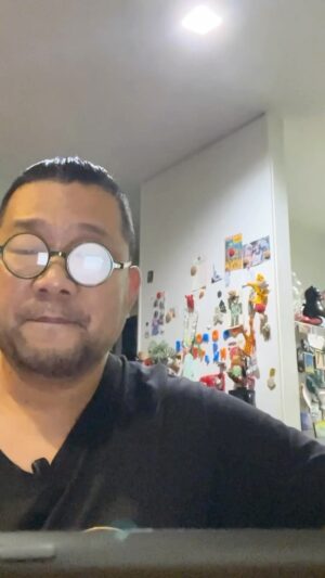 Boy Trai Bhumiratna Instagram - คืนวันศุกร์ทั้งที จังหวะคาบเกี่ยวแบบนี้ ถ้าคนไม่ออกไปเที่ยวกัน ก็คงจะเข้านอนกันหมดแล้ว ไม่มีใครแล้ว ลงๆ ไปเหอะ เพลงนี้เลือกแบบหน้าบีสุดๆ ชื่อเพลง แค่เพื่อน อยู่อัลบั้ม เพลงประกอบไดอารี่ของฉัน อีกสักเพลง จำได้ว่าแต่งเพลงนี้เร็วมาก เนื้อทำนองมาพร้อมกัน พรวดเดียวจบ เอาเรื่องราวมาจากชีวิตช่วงนั้นเลย แฮ่
#จะเล่นเพลงเก่าจนกว่าเราจะออกอัลบั้มใหม่
#เฮ้นี่นายแต่งเพลงอะไรไว้เยอะแยะ
#ร้อยเพลงแห่งความโดดเดี่ยว
#boytrai #zentrady