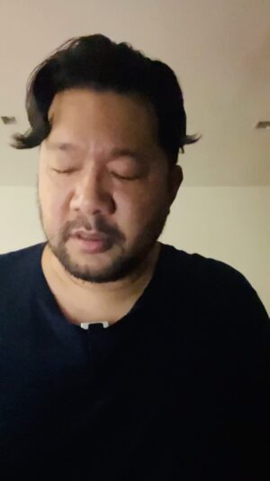 Boy Trai Bhumiratna Instagram - โทรไปถามตุ๊กตาว่า จะลงคลิปร้องเพลงหรือคลิปอาหารดี (ดูสิ เรื่องแค่นี้ยังไม่ยอมคิดเอง ต้องโทรไปถาม ชักจะเคยตัวแล้ว55) ตุ๊กตาก็ตอบแบบตอบๆ ไป ว่า ร้องเพลงสิ เราแย้งว่ากลางวันคนเขาทำงานกัน ใครจะมากดดูคนร้องเพลง เออ แต่มาคิดดู แล้วค่อยลงอาหารตอนกลางคืนตอนดึกๆ ก็กวนใจดีนะ55 โอเคลงร้องเพลงดีกว่า จริงๆ แล้ว อัลกอริทึ่มไม่เคยเปิดทางให้ฉันอยู่แล้ว ลงๆ ไปเหอะ🤣 เพลงนี้ชื่อ จะได้เจอกันอีกไหม แต่งไว้ตอนสมัยยังเป็นดาราประกบคู่มาริโอ้ เอ๊ย แค่แต่งเพลง55 ประกอบภาพยนตร์เรื่อง Friendship ครับ 
#จะเล่นเพลงเก่าจนกว่าเราจะออกอัลบั้มใหม่
#boytrai  #zentrady 
#ร้อยเพลงแห่งความโดดเดี่ยว
#friendship