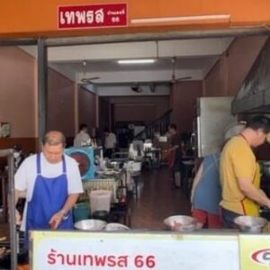 Boy Trai Bhumiratna Instagram - ร้านเด็ดอีกร้าน ที่น้องที่อยู่ลำปางบอกว่าต้องมากิน เป็นร้านอาหารตามสั่งสไตล์ไทยจีน แต่ก็ไม่ใช่ตามสั่งซะทีเดียว เพราะมีเมนูไม่เยอะ แต่อร่อยทุกอย่าง ก็เป็นพวก น้ำมันหอย กระเทียม ผัดซิอิ๊ว ราดหน้า สุกี้ ประมาณนี้ จะผัดข้าว ราดข้าว หรือเส้นก๋วยเตี๋ยวก็แล้วแต่เรา ร้านเมนูธรรมดา ไทยๆ บ้านๆ แต่ผัดไฟสไตล์กุ๊กจีน ทีเด็ดคือผัดน้ำมันหอยเขาจะผัดมากับพริกขี้หนู เนื้อที่หมักมานิ่มๆ ราดข้าวสวยร้อนๆ โอ่ย นึกภาพออกเนอะ ร้านนี้มีสิ่งที่เป็นตำนานควรสั่งอีกอย่าง คือ ใส้กรอกเซี่ยงไฮ้ มันคือ ใส้กรอกกุนเชียงไข่เค็มห่อด้วยฟองเต้าหู้เอาไปทอด ดีเลยล่ะ อยากซื้อกลับมาทอดกินเองที่บ้านอีก (เหมือนที่ร้าน โอชาวัฒนา ร้านอร่อยลำปางอีกร้านนึง จำได้ว่าเขาก็จะมีไส้กรอกเซี่ยงไฮ้แบบนี้เหมือนกัน ได้ยินว่าเป็นพี่น้องกันกับร้านนี้)
#ใกล้บอยกินบ่อย
#จักรวาลในกระพุ้งแก้ม
#ลำปาง #อร่อยบอกต่อ