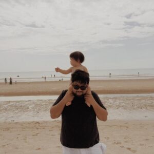 Boy Trai Bhumiratna Instagram - ตั้งแต่ชีวิตของผม นั้นมีลูกสาว
เหมือนมีสายลมอุ่นพัดหัวใจที่เคยหนาว
มีเสียงหัวเราะของเธอในวันใหม่ทุกเช้า
มีคนมาคอยปลุกบีบยาสีฟันให้เรา

ตั้งแต่ชีวิตของผม นั้นมีลูกสาว
ทุกวันก็เปลี่ยนไปไม่ได้มีเวลาเหงา
มีเธอร้องเรียกหาอ่านนิทานเล่นสมมติ
พ่อคงเป็นเทพบุตรคนแรกของเค้า

เขาบอกว่าลูก นั้นเป็นเด็กแค่แป๊บเดียว
ตัวติดกับเรา อยู่กับเราแค่ช่วงเดียว
เดี๋ยวเค้าก็ต้องมีเพื่อน โผผินจากรังไม่หันเหลียว
เราเผลอเมื่อไหร่ ก็กลายเป็นเด็กที่แก่นเซี้ยว
เด็กมีเรื่องซนเรื่องเล่นได้ทั้งวัน
ทำอะไรตลกๆ ทำให้เราได้ขบขัน
พ่อแม่เวียนหัว วิ่งตามไม่ทัน
ได้เฝ้ามองเขาเติบโต คือความมหัศจรรย์

* เดี๋ยวเดี๋ยวก็ผ่านไป
ถึงแม้อยากกอดไว้นานกว่านี้ 
เดี๋ยวรู้ตัวอีกที 
ช่วงเวลาเหล่านี้ก็ผ่านไป 

-เดี๋ยวเดียว