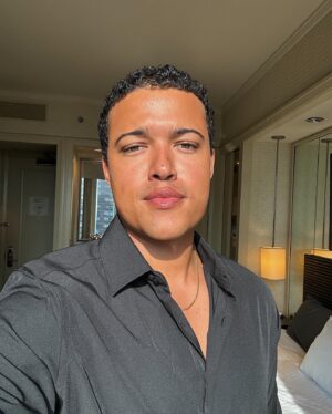 Bradley Constant Instagram - Light work 🤵🏽‍♂️