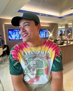 Bradley Constant Instagram - Mexico VS Venezuela in my first ever fútbol game 🇲🇽✌🏽 Thank you @cashapp !!