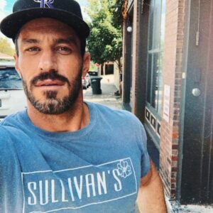 Brandon Quinn Instagram - It’s a Sullivan’s kind of day ☀️ #sweetmagnolias #netflix @mysticgrill_thealley