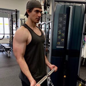 Brandon Routh Instagram - The journey to get back into #SuperheroShape has been a fun one! 😉
HUGE thanks to @jadeway my trainer in Vancouver! He helped me get stronger & bigger, & stay healthy! 💪🏼
And @reggiebradshaw_ & his gym @rizefitness for the training HQ. 👊🏻 Also, thanks to @arinb for kick-starting the training in my first week!

I had less time to train then back in 2004, but thankfully I benefited from muscle memory & good eating habits (@bulletproof #diet & #BulletproofCoffee #IntermittentFasting #Keto). Also, many others helped along the way. Previous years of training have laid the foundation.
@drh.kinection has been huge in the last 3 years training me while in LA & helping me learn how to squat, deadlift, do pull-ups, etc. in the most  safe/healthy way—preventing me from injury while lifting heavy.
And thank you to #AlbertChang at #OriginalYinQiGongGym (Vancouver) for teaching me to gain better use of my core through #QiGong & #KneeBending training. All which have helped me feel & move more like #Superman!

And lastly, #RayCampisi, my trainer for nearly 10 years—post #SupermanReturns. Ray passed away suddenly a few years ago, but he never gave up hope that I might return to the cape. 😔🧡 I think of him often, and he inspires me still. 🙏🏻
