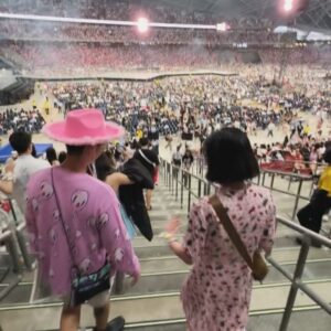 Brandon Salim Instagram - Kalo kata orang pas gue nyanyi bukan Era Tour tapi jadi Error Tour karena salah lirik mulu 🤣 

Tapi yang penting outfitnya ga error karena pake @its3second. Brand legend Indonesia yang keren banget di pake buat jadi Swiftie boyfriend. Nyaman dan Taylor Swift pun suka loh.