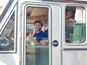 Brice Martinet Instagram - Un altro fine settimana meraviglioso in camper🚌
State attenti sulla strada, io lo  sono sempre  perché a bordo, ho tutta la mia vita❤️
"Guida e basta" #anas
#camper #camperlife #holiday #pet #family #love #petcampertour