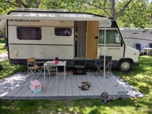 Brice Martinet Instagram - Un altro fine settimana meraviglioso in camper🚌
State attenti sulla strada, io lo  sono sempre  perché a bordo, ho tutta la mia vita❤️
"Guida e basta" #anas
#camper #camperlife #holiday #pet #family #love #petcampertour