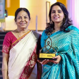 Brindha Sivakumar Instagram - Very Happy to Recieve Super Daughter Award from my Mom in law Banumathy athai ,who is my greatest Strength and Support in all that I do !!😊💝!Thank you @feminatamil ,thank you @feminaindia , thank you @kayalarivalan for Everything n Thank you  @arunprasath_photography for the pictures!  Thank you @merasalofficial