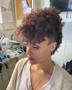 Britne Oldford Instagram - A show within the show moment for ya. @deadringers #bts from when we filmed the scenes for Genevieve’s show, Rabid. @sabanastyles giving us life with this faux hawk install 🙌🏼🙌🏼🙌🏼