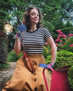 Brittany Curran Instagram - Spent the evening gardening. 🌻 Now cooking up some Maine lobster while watching Pet Sematary. Am I alone in this big New Hampshire house all week? Yes. Will all the Stephen King media I relentlessly refuse to stop watching/reading give me nightmares? Also yes. Will nothing get in the way of me enjoying a theme? I think you know the answer. 

🦞🪦📚🐈‍⬛🫶🏻🌗