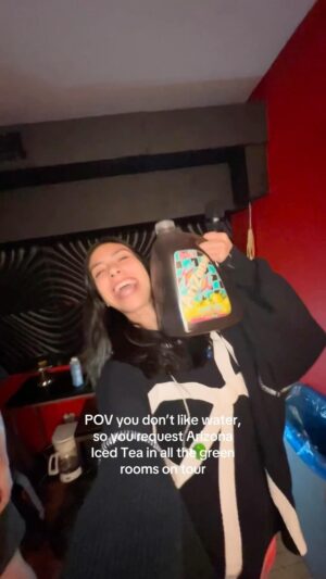 Brooke Alexx Instagram - @drinkarizona sponsor me plz
.
#ontour #singersongwriter #songwritersofinstagram #arizonaicedtea #backstage #behindthescenes #pickyeater