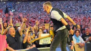 Bruce Springsteen Instagram - Dublin, we came to rock you... into the ground!

🎥: @pamspringsteen