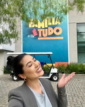 Bruna Aiiso Instagram - Minha Pilar chegou hoje em Família É Tudo. Uma assistente social envolvida em um imbróglio emocionante!

Agradeço imensamente ao querido Guilherme Gobb por ter visto em mim, potencial pra viver essa personagem tão especial. 

Agradeço também @fredmayrink e Daniel Ortiz
E a @tvglobo que sempre me acolheu tão bem! 

E obrigada universoooooooo e minha agente @mariverani que acredita e sonha comigo!!!