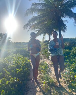 Bruna Inocencio Instagram - Minha irmã, não é a Bahia que me deixa feliz, é você. Já estive aqui outras vezes e nunca fui tão feliz assim. Falei que esse post seria no final mas pensei bem no motivo da minha felicidade e não é só por estar em solo baiano, é porque estou perto de você. Por mais que a praia do forte seja incrível ela ficou muito melhor quando estamos juntas. E assim é em qualquer lugar. 
A Danuza é a minha pessoa preferida do mundo e graças a você hoje eu tenho duas sobrinhas que são os amores da minha vida, então, se hoje elas dizem que eu sou uma tia incrível e maravilhosa, é por sua causa. 
Eu achava que precisava viajar mas na verdade, eu precisava estar contigo ❤️

Eu te amo com toda leveza e generosidade que o amor tem. 

Obrigada por hoje e por todos esses anos. Bom dia! 🍀