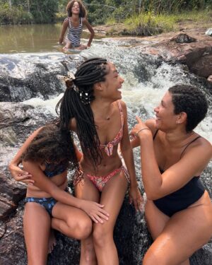 Bruna Inocencio Instagram - Minha irmã, não é a Bahia que me deixa feliz, é você. Já estive aqui outras vezes e nunca fui tão feliz assim. Falei que esse post seria no final mas pensei bem no motivo da minha felicidade e não é só por estar em solo baiano, é porque estou perto de você. Por mais que a praia do forte seja incrível ela ficou muito melhor quando estamos juntas. E assim é em qualquer lugar. 
A Danuza é a minha pessoa preferida do mundo e graças a você hoje eu tenho duas sobrinhas que são os amores da minha vida, então, se hoje elas dizem que eu sou uma tia incrível e maravilhosa, é por sua causa. 
Eu achava que precisava viajar mas na verdade, eu precisava estar contigo ❤️

Eu te amo com toda leveza e generosidade que o amor tem. 

Obrigada por hoje e por todos esses anos. Bom dia! 🍀